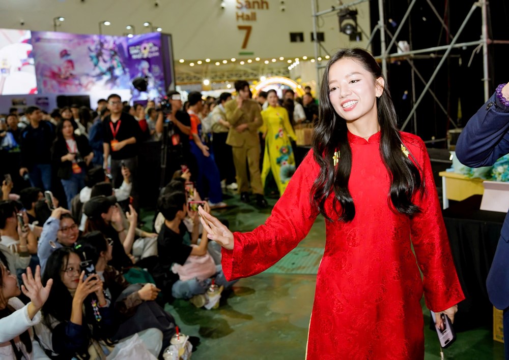 Đoàn phim “Mưa Đỏ”, “Tử chiến trên không” và “Mùi Phở” hội ngộ khán giả tại Hội chợ mùa Thu - ảnh 3