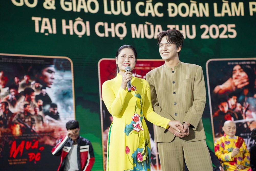 Đoàn phim “Mưa Đỏ”, “Tử chiến trên không” và “Mùi Phở” hội ngộ khán giả tại Hội chợ mùa Thu - ảnh 8