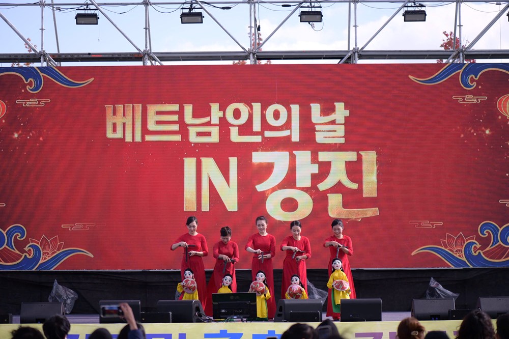 Nhà hát Sân khấu Truyền thống Hải Phòng biểu diễn tại “Ngày Việt Nam tại Gangjin 2025” - ảnh 1