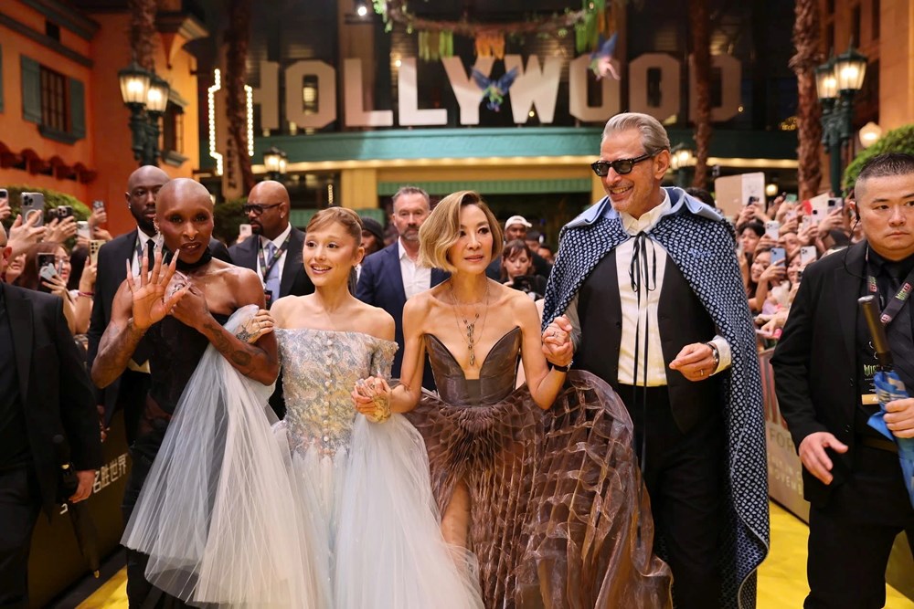 “Em xinh” Orange tặng nón lá, dạy Ariana Grande đu trend Việt - ảnh 1