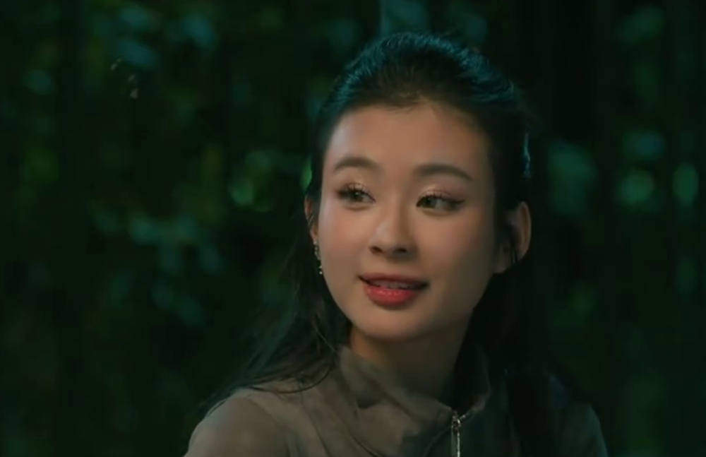 Cô nàng “điên tình” trong phim “Cách em 1 milimet” gây chú ý - ảnh 2