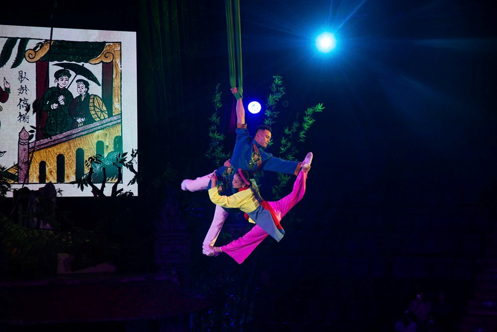 Khi tranh dân gian Đông Hồ bước lên sân khấu xiếc - ảnh 1