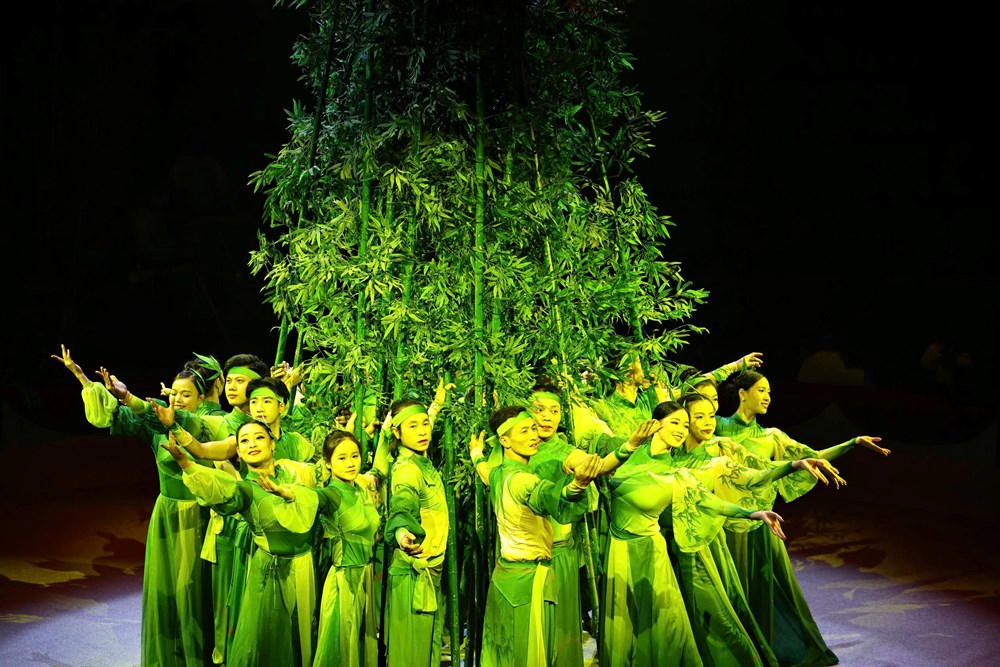  Khi biểu tượng dân tộc bước lên sân khấu xiếc - ảnh 1