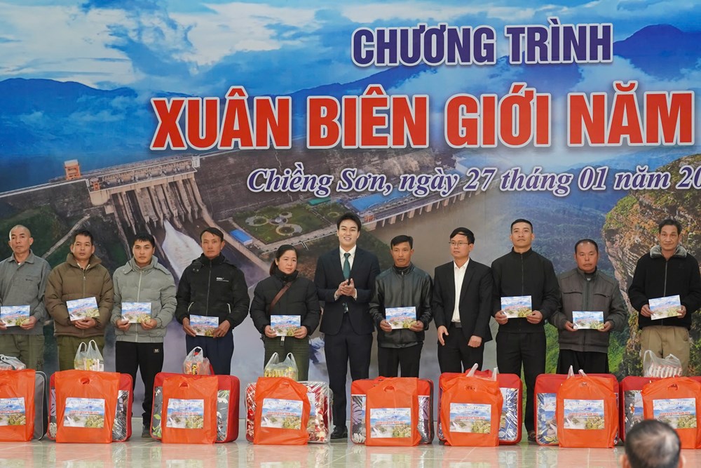 Nhà hát Kịch Việt Nam mang “hơi ấm” đến vùng biên cương Tổ quốc - ảnh 4