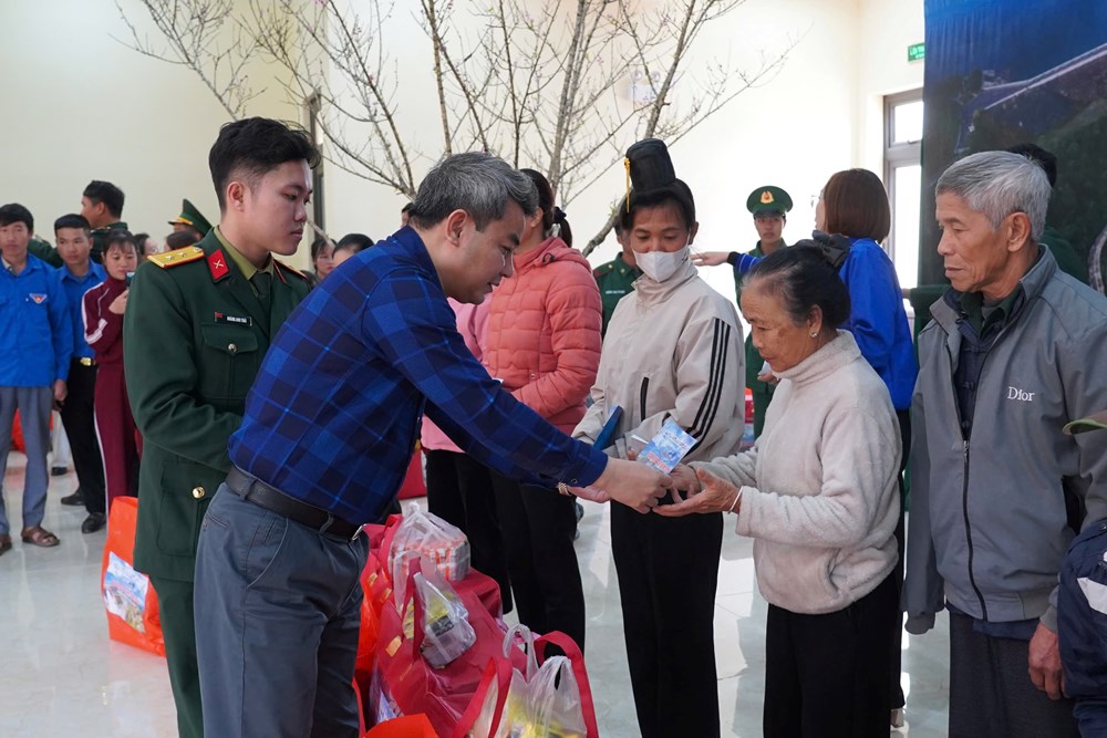 Nhà hát Kịch Việt Nam mang “hơi ấm” đến vùng biên cương Tổ quốc - ảnh 3