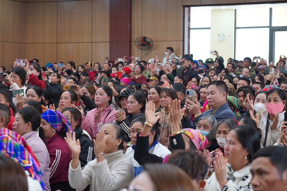 Nhà hát Kịch Việt Nam mang “hơi ấm” đến vùng biên cương Tổ quốc - ảnh 2