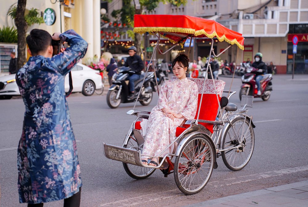 Giới trẻ mạnh tay chi tiền chụp ảnh áo dài Tết - ảnh 1