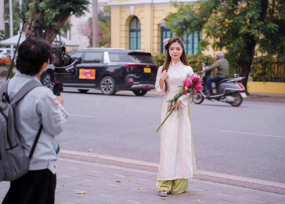 Giới trẻ mạnh tay chi tiền chụp ảnh áo dài Tết - ảnh 2
