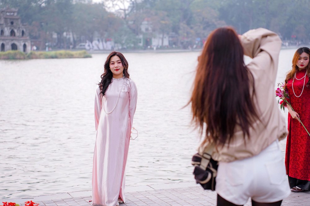 Giới trẻ mạnh tay chi tiền chụp ảnh áo dài Tết - ảnh 3