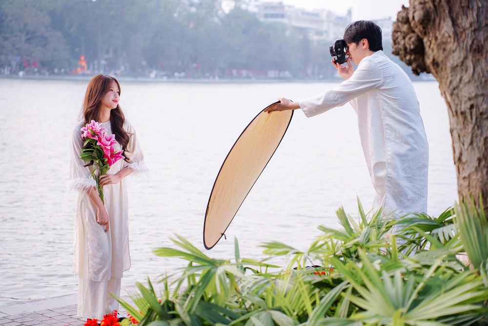 Giới trẻ mạnh tay chi tiền chụp ảnh áo dài Tết - ảnh 4