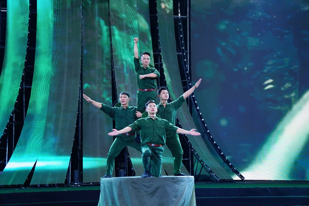 Xiếc thu hút khán giả tại Hội chợ Mùa Xuân 2026 - ảnh 1