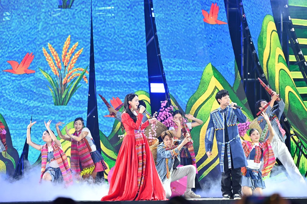 Rực rỡ sắc xuân trong chương trình nghệ thuật bế mạc Hội chợ Mùa Xuân 2026 - ảnh 7