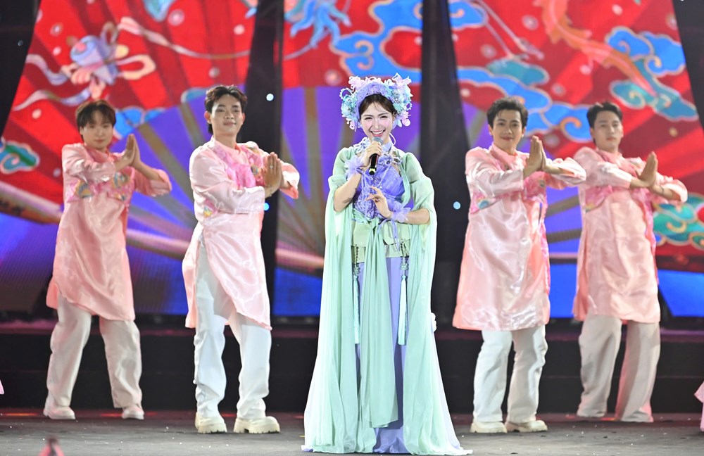 Rực rỡ sắc xuân trong chương trình nghệ thuật bế mạc Hội chợ Mùa Xuân 2026 - ảnh 8