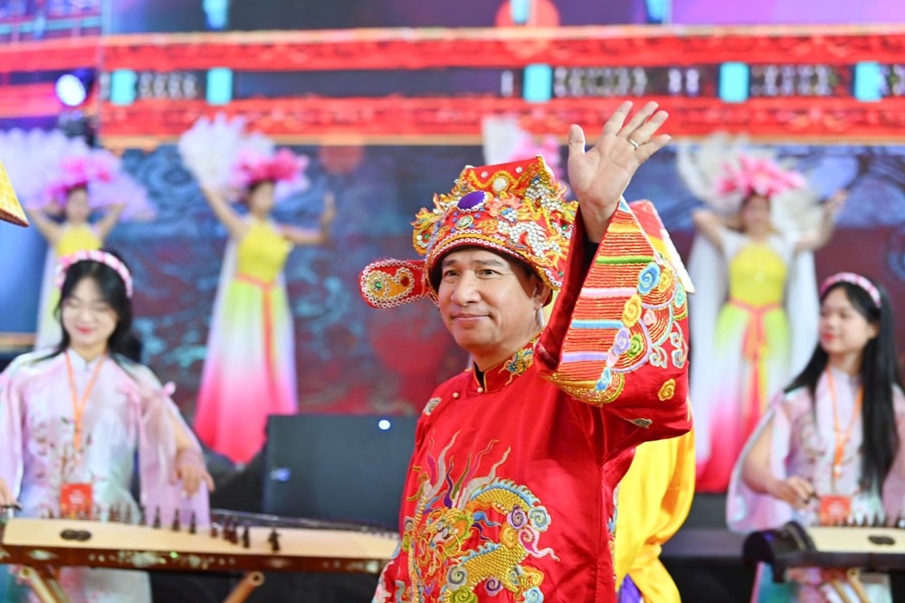 Bộ 3 “Táo quân” xuất hiện trên sân khấu Lễ bế mạc Hội chợ Mùa Xuân 2026 - ảnh 4