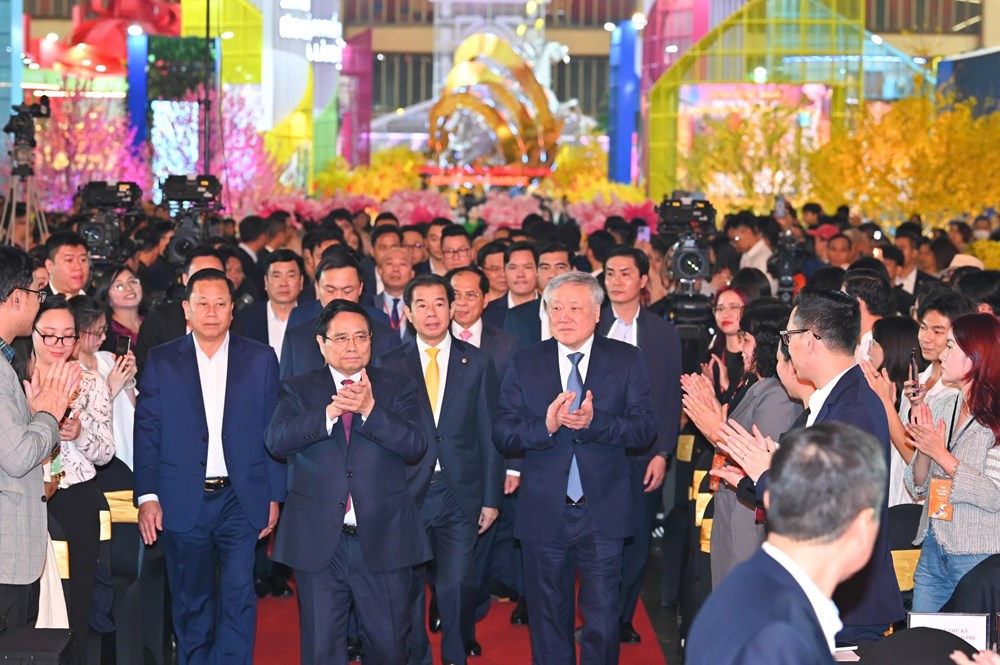 Rực rỡ sắc xuân trong chương trình nghệ thuật bế mạc Hội chợ Mùa Xuân 2026 - ảnh 1