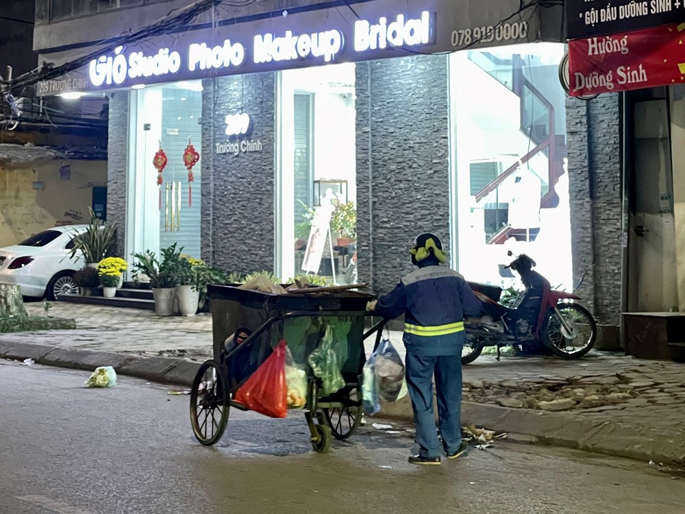 Những người lặng thầm giữ sạch phố xuân trong đêm Giao thừa - ảnh 4