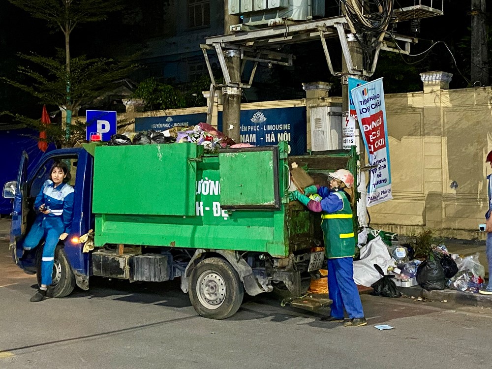 Những người lặng thầm giữ sạch phố xuân trong đêm Giao thừa - ảnh 1