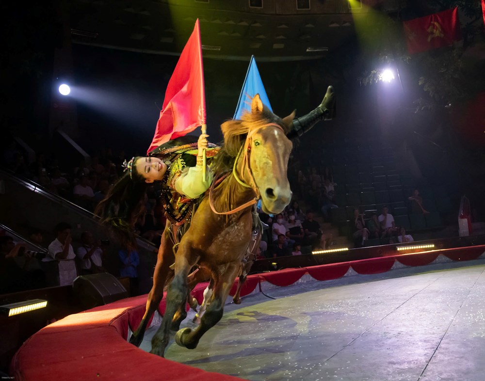 Liên đoàn Xiếc Việt Nam rộn ràng khai xuân với “Ngựa du xuân ba miền” - ảnh 1