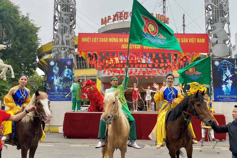 Liên đoàn Xiếc Việt Nam rộn ràng khai xuân với “Ngựa du xuân ba miền” - ảnh 9