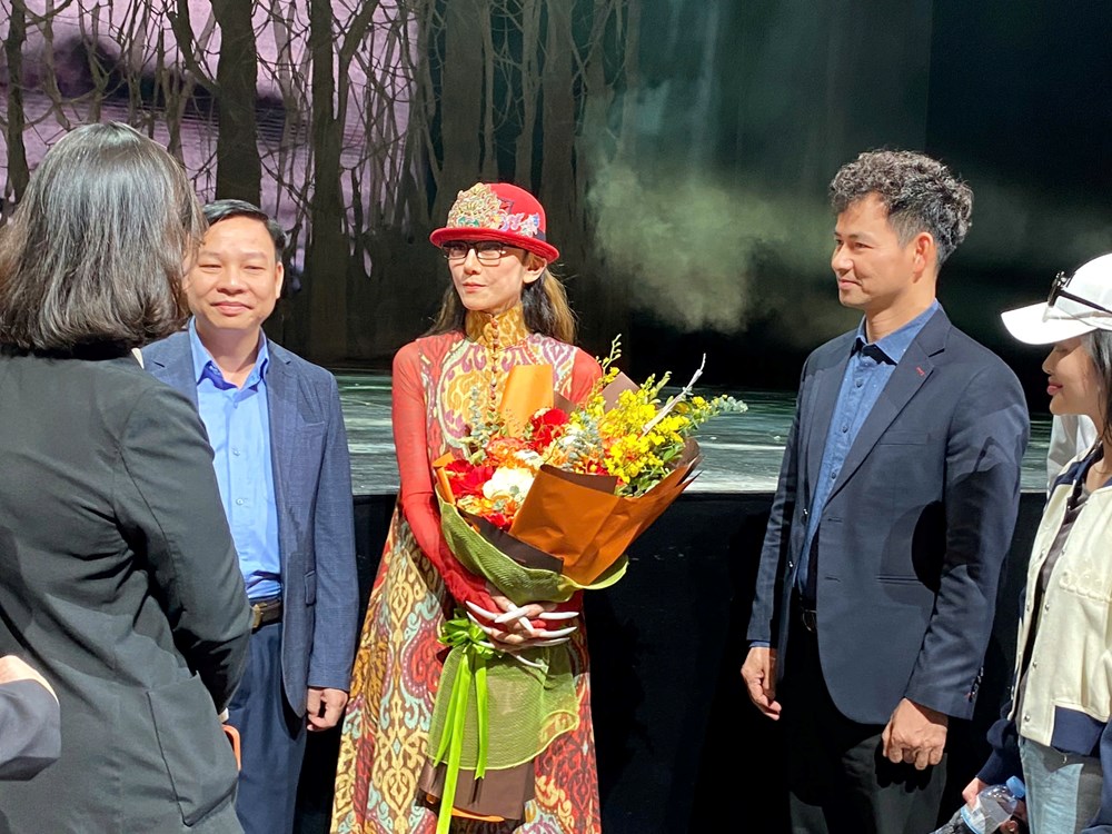 Cục trưởng Nguyễn Xuân Bắc chúc mừng nghệ sĩ Dương Lệ Bình và ê-kíp chương trình “Khổng tước” - ảnh 2