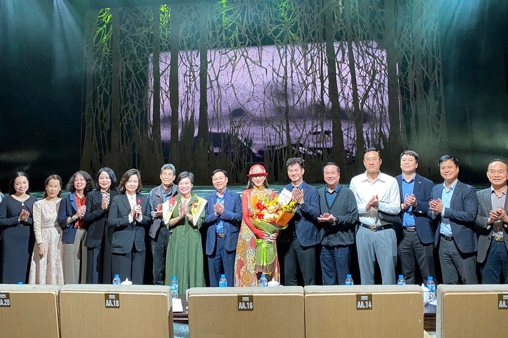 Cục trưởng Nguyễn Xuân Bắc chúc mừng nghệ sĩ Dương Lệ Bình và ê-kíp chương trình “Khổng tước” - ảnh 3