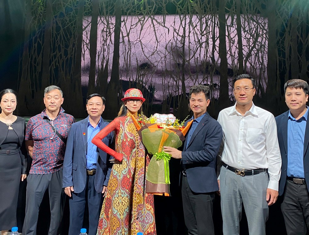 Cục trưởng Nguyễn Xuân Bắc chúc mừng nghệ sĩ Dương Lệ Bình và ê-kíp chương trình “Khổng tước” - ảnh 1