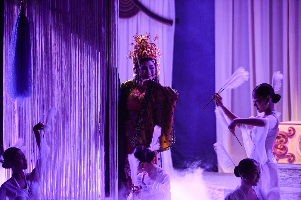 Phó Thủ tướng Mai Văn Chính dự buổi biểu diễn vở cải lương “Đế đô sóng cả” - ảnh 6