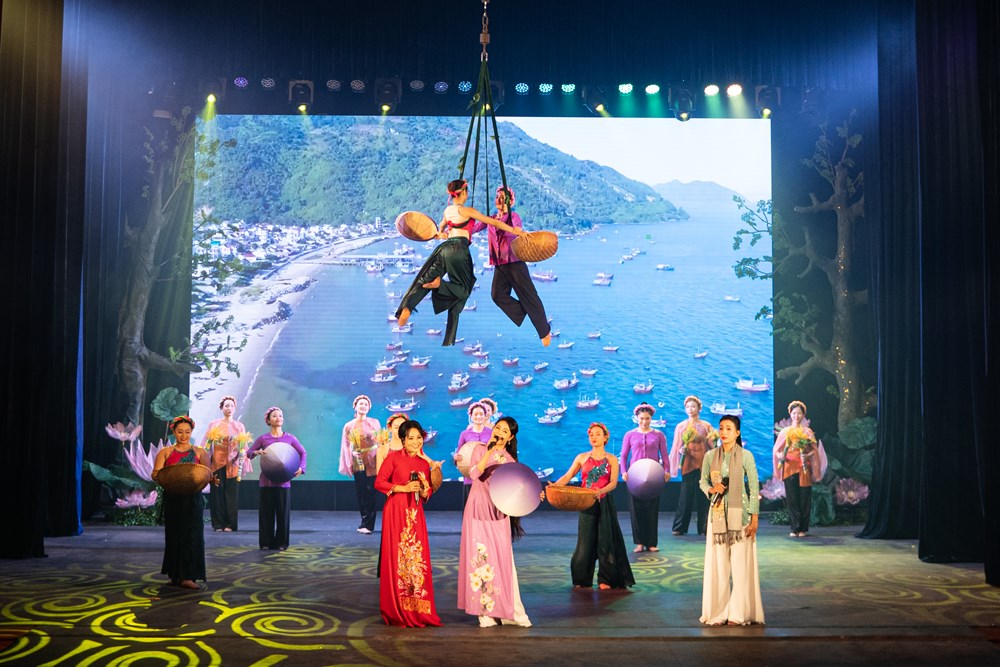 “Bắc Nam nối dải xuân hồng”: Cải lương hai miền kết hợp nghệ thuật xiếc - ảnh 1