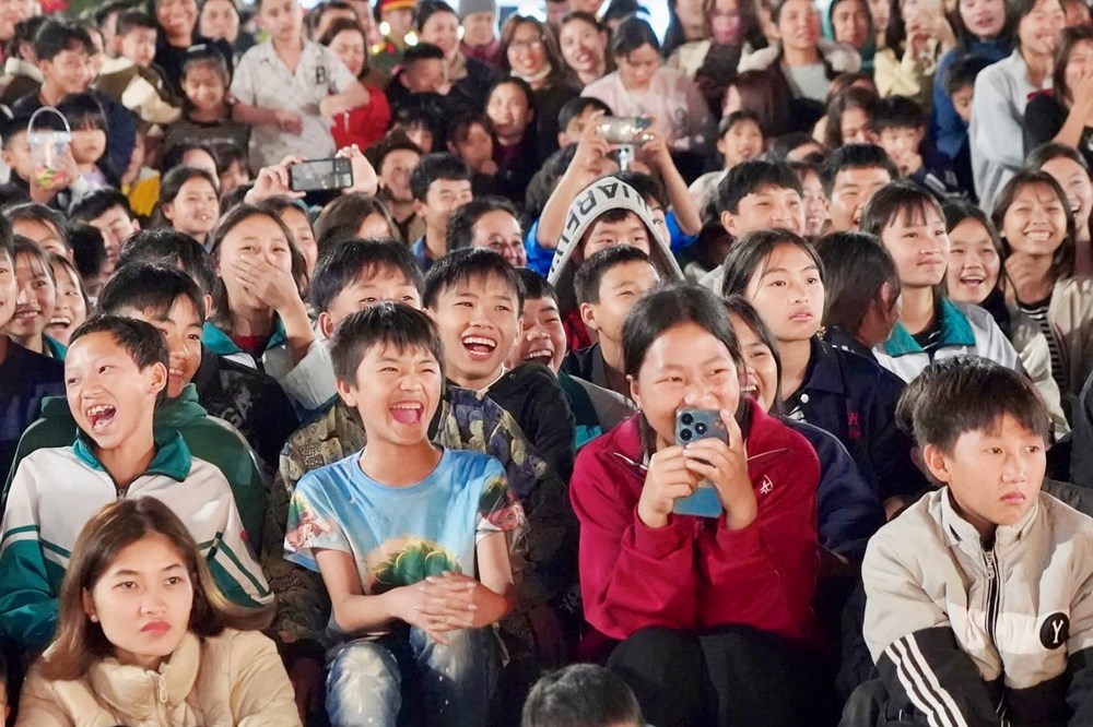 Nhà hát Kịch Việt Nam mang chương trình nghệ thuật đến với​ đồng bào vùng biên giới - ảnh 8