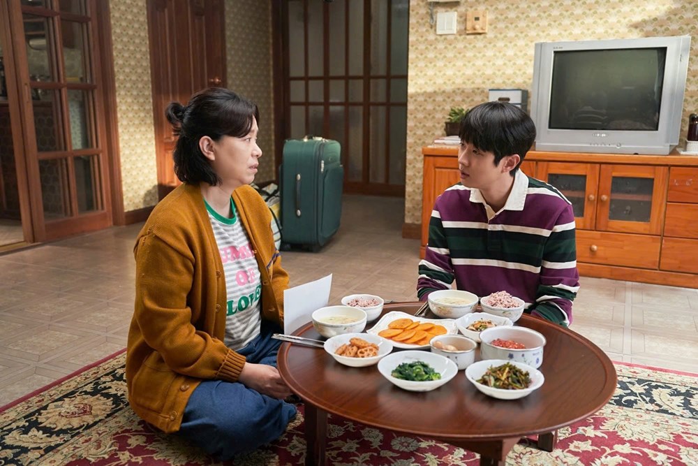 Phim Hàn “Đếm ngày xa mẹ” bất ngờ chiếm “ngôi vương” phòng vé Việt - ảnh 2