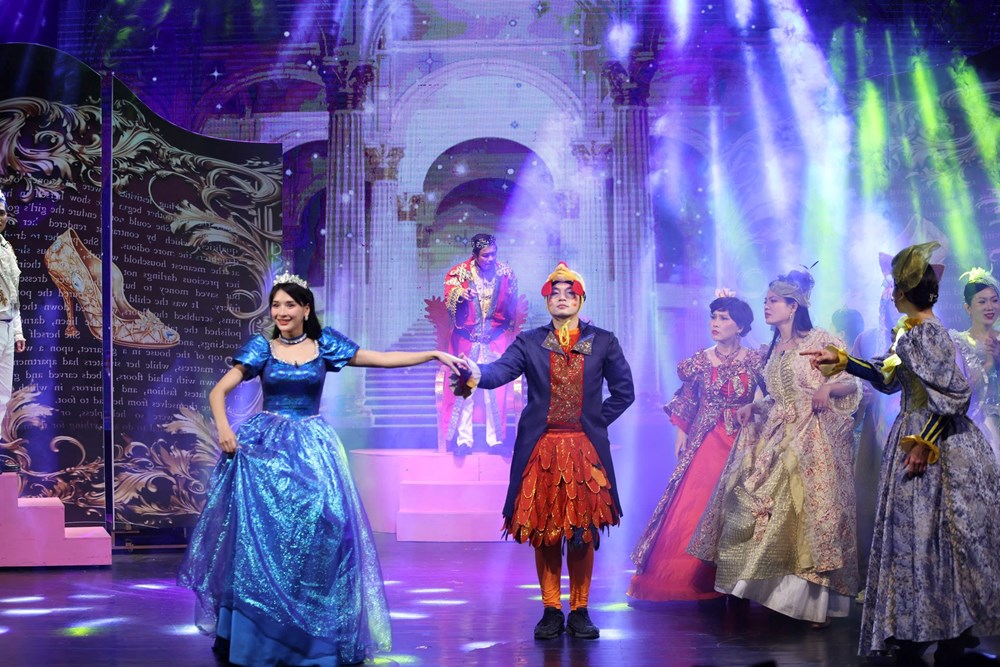 Lọ Lem trên sân khấu kịch không còn chờ phép màu - ảnh 7