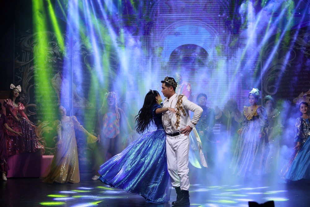 Lọ Lem trên sân khấu kịch không còn chờ phép màu - ảnh 8