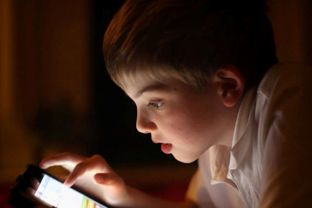 5 tác hại khi trẻ lạm dụng điện thoại thông minh - ảnh 1