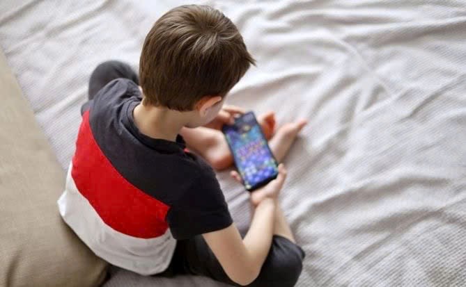 5 tác hại khi trẻ lạm dụng điện thoại thông minh - ảnh 2