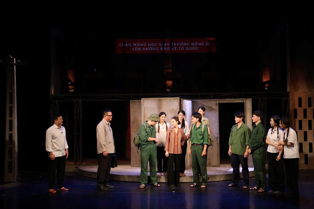 Vào vai cô giáo Vân trong “Quân khu Nam Đồng”, Lương Thu Trang gặp nhiều thử thách - ảnh 4