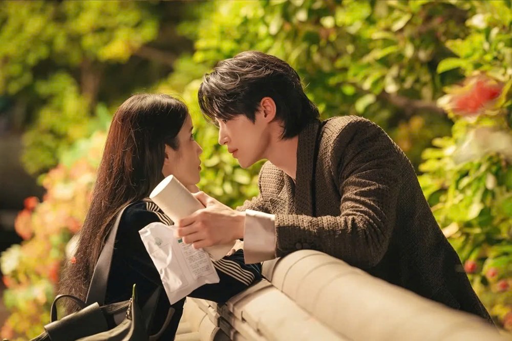 IU tái xuất ấn tượng​ trong bộ phim “Phu nhân đại quân thế kỷ 21” - ảnh 3