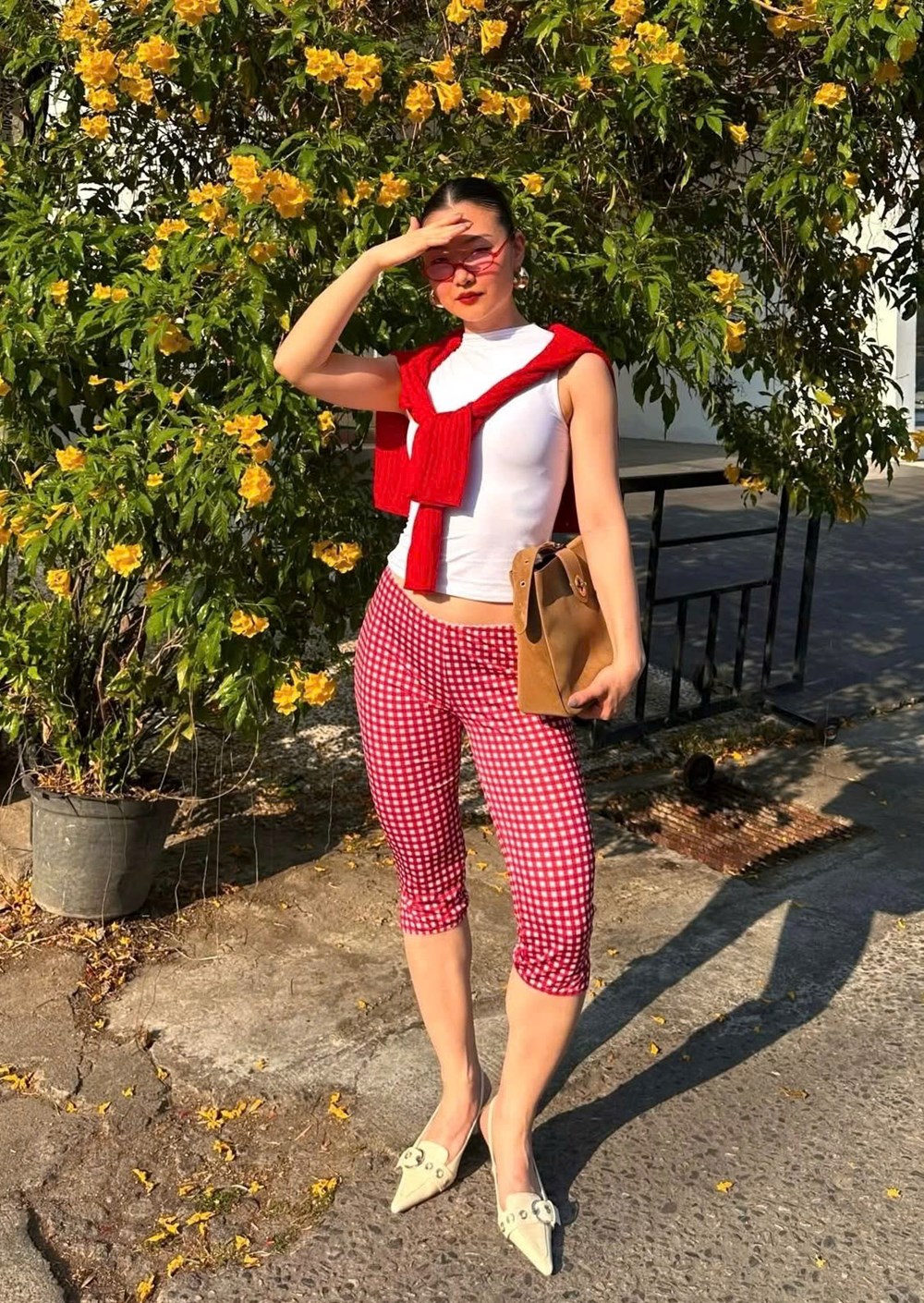 Từng bị chê kén dáng, capri pants trở lại “đường đua” thời trang hè 2026 - ảnh 3