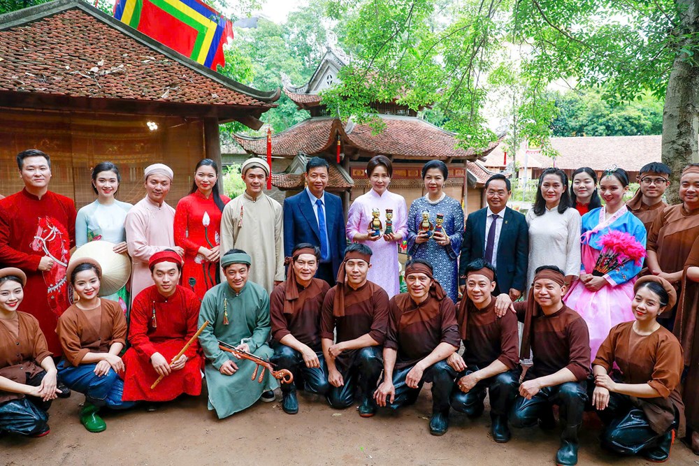 Phu nhân Tổng Bí thư, Chủ tịch nước Tô Lâm và phu nhân Tổng thống Hàn Quốc xem múa rối nước - ảnh 2