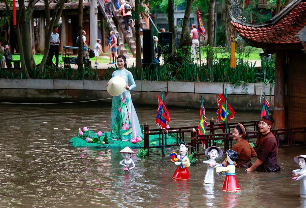 Phu nhân Tổng Bí thư, Chủ tịch nước Tô Lâm và phu nhân Tổng thống Hàn Quốc xem múa rối nước - ảnh 3