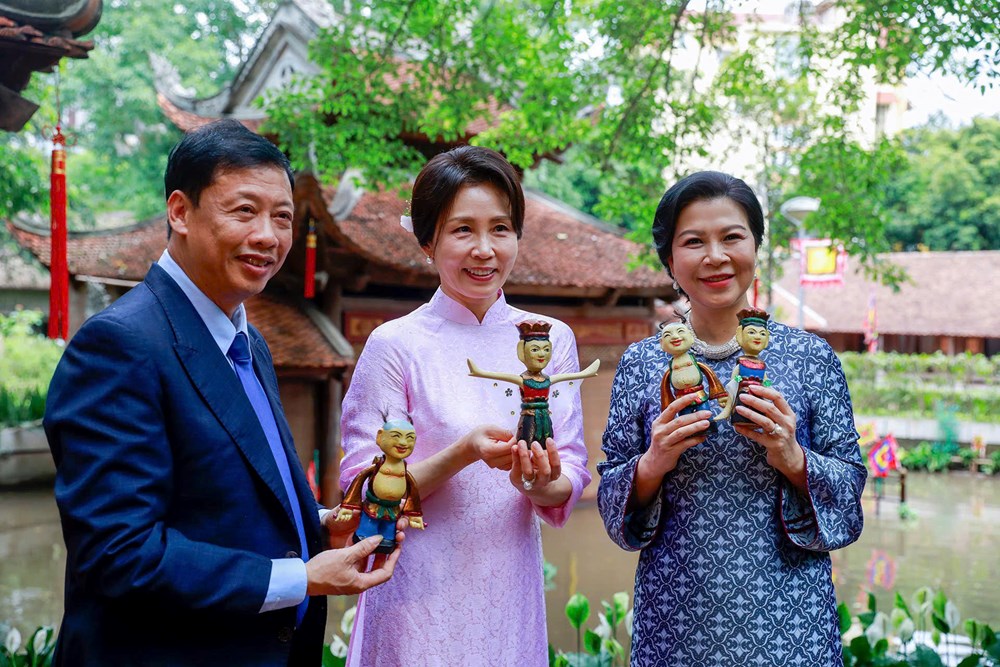 Phu nhân Tổng Bí thư, Chủ tịch nước Tô Lâm và phu nhân Tổng thống Hàn Quốc xem múa rối nước - ảnh 1