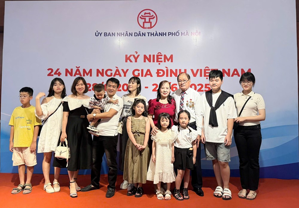 Phía cuối con đường của người đàn ông là người vợ - ảnh 2