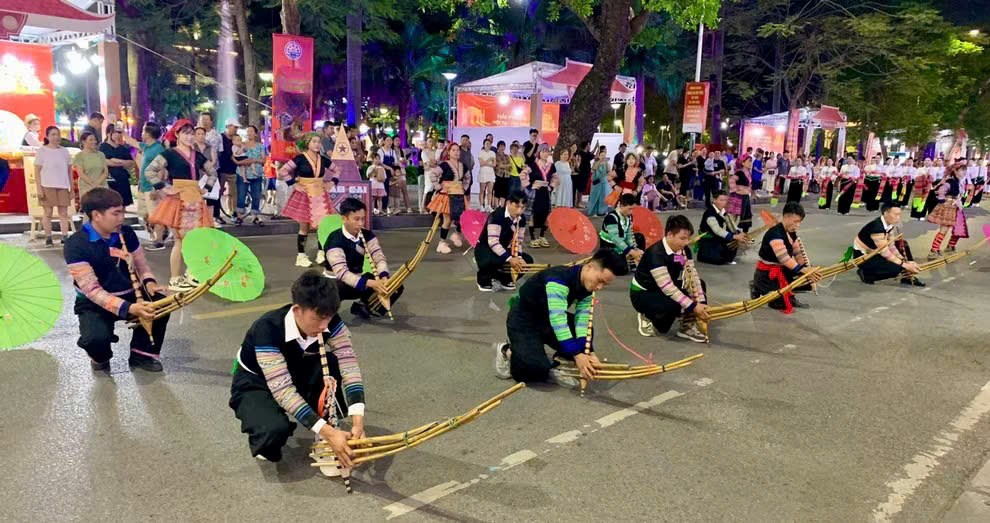  Sắc màu Tây Bắc giữa lòng thành phố hoa phượng đỏ - ảnh 2