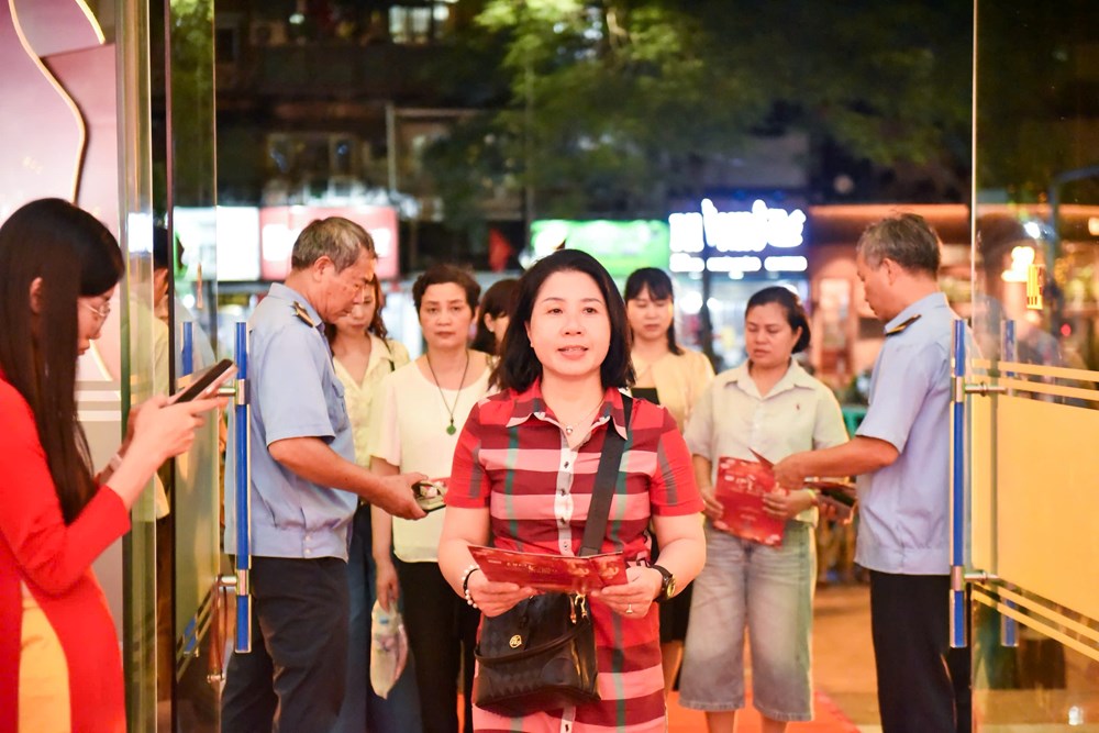 Nhiều cung bậc cảm xúc tại chương trình nghệ thuật “Sáng mãi tên Người” - ảnh 1