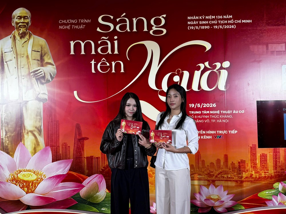 Nhiều cung bậc cảm xúc tại chương trình nghệ thuật “Sáng mãi tên Người” - ảnh 8