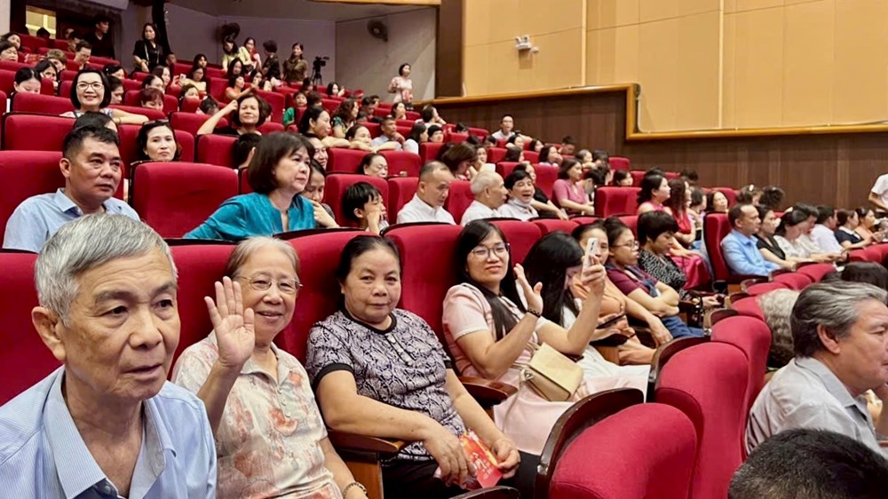 Nhiều cung bậc cảm xúc tại chương trình nghệ thuật “Sáng mãi tên Người” - ảnh 3