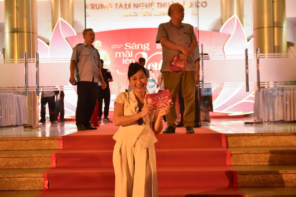 Nhiều cung bậc cảm xúc tại chương trình nghệ thuật “Sáng mãi tên Người” - ảnh 2