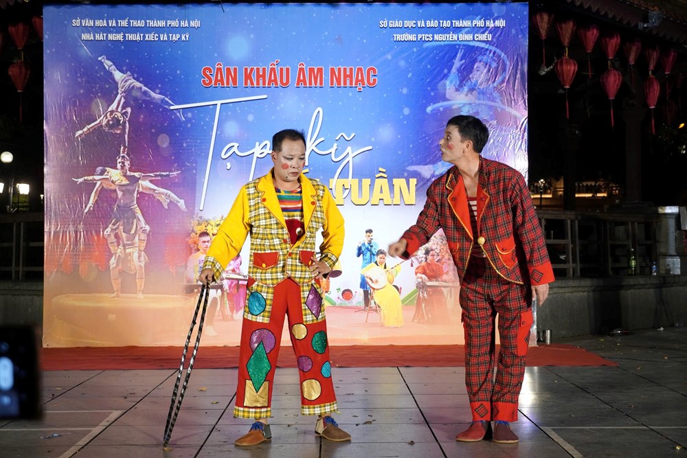 Mang nghệ thuật xiếc đến gần công chúng giữa không gian hồ Hoàn Kiếm - ảnh 3