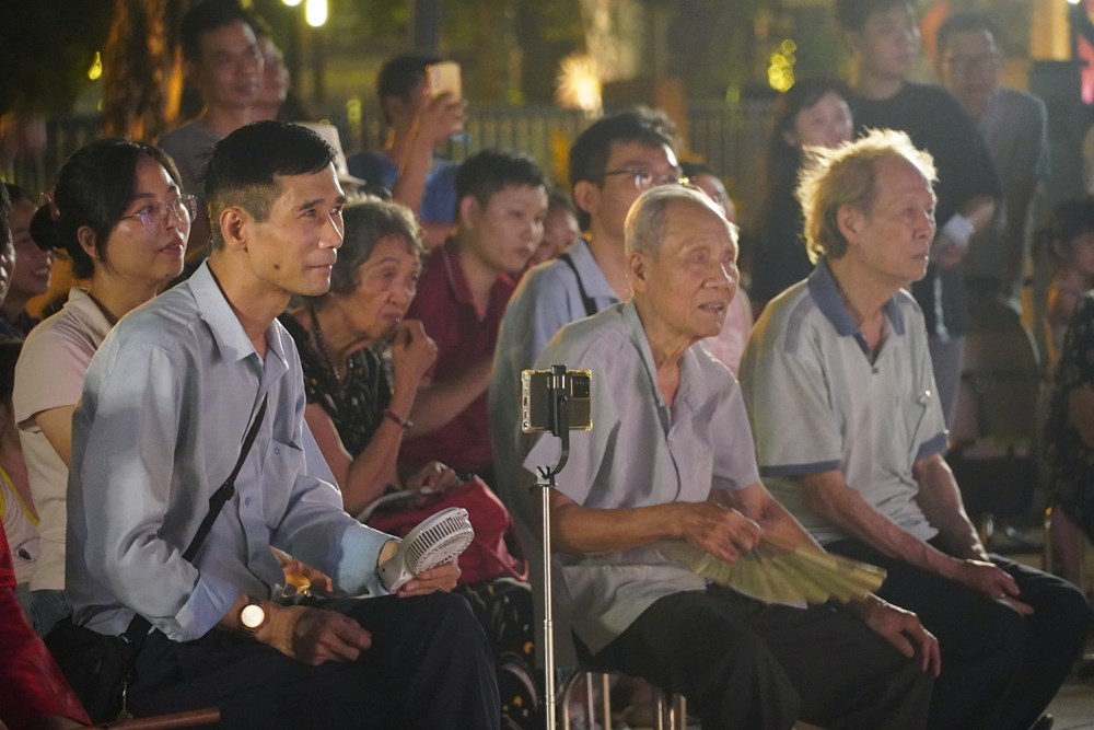 Mang nghệ thuật xiếc đến gần công chúng giữa không gian hồ Hoàn Kiếm - ảnh 6