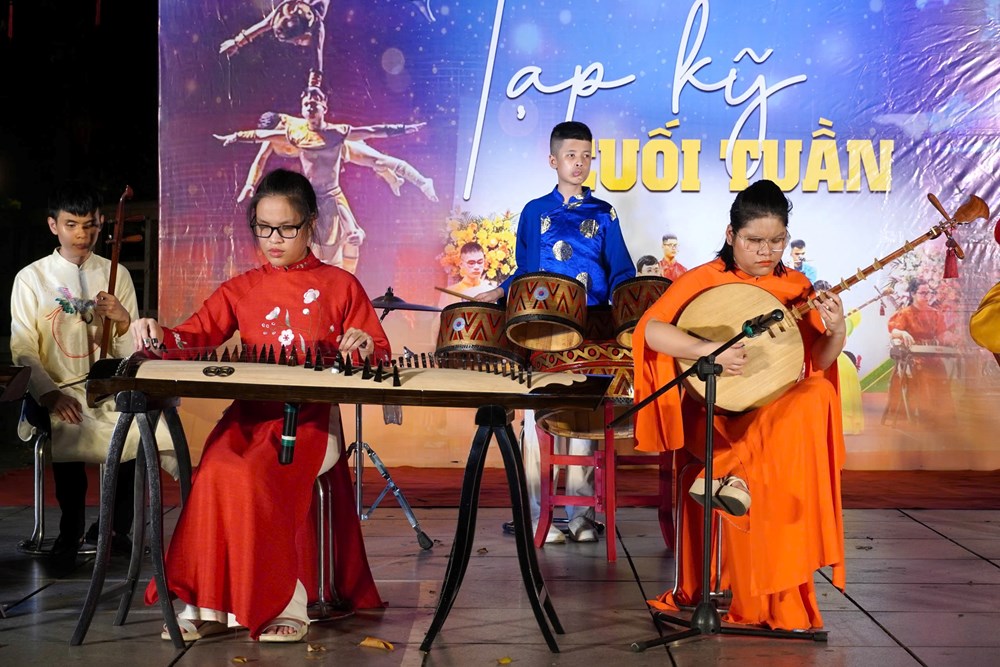 Mang nghệ thuật xiếc đến gần công chúng giữa không gian hồ Hoàn Kiếm - ảnh 1