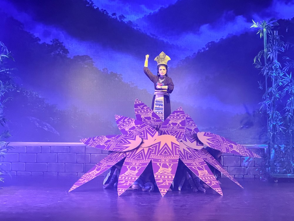 Đoàn Nghệ thuật Cải lương Vàm Cỏ: Làm mới “Tiếng trống Mê Linh” từ mạch nguồn cải lương sử Việt - ảnh 2